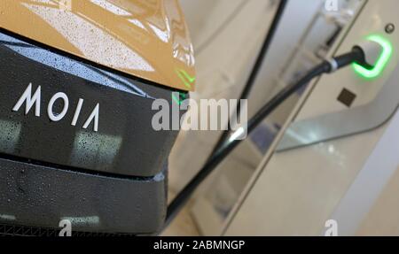 Hamburg, Deutschland. 28 Nov, 2019. Fahrzeuge der Shuttleservice "Oia" werden zu den Ladestationen im Depot geparkt. Quelle: Axel Heimken/dpa/Alamy leben Nachrichten Stockfoto