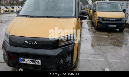 Hamburg, Deutschland. 28 Nov, 2019. Fahrzeuge der Shuttleservice "Oia" werden zu den Ladestationen im Depot geparkt. Quelle: Axel Heimken/dpa/Alamy leben Nachrichten Stockfoto