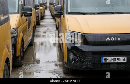 Hamburg, Deutschland. 28 Nov, 2019. Fahrzeuge der Shuttleservice "Oia" werden zu den Ladestationen im Depot geparkt. Quelle: Axel Heimken/dpa/Alamy leben Nachrichten Stockfoto
