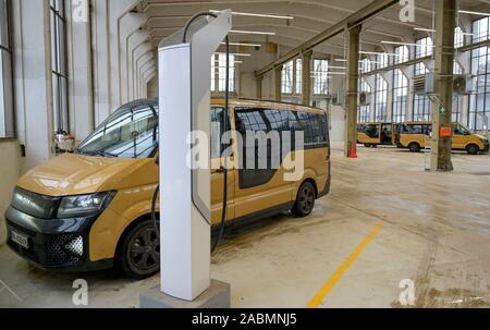 Hamburg, Deutschland. 28 Nov, 2019. Fahrzeuge der Shuttleservice "Oia" werden zu den Ladestationen im Depot geparkt. Quelle: Axel Heimken/dpa/Alamy leben Nachrichten Stockfoto