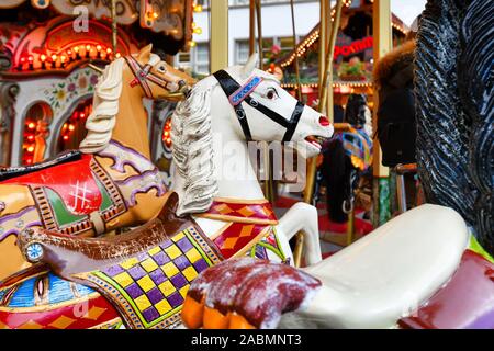 Heidelberg, Deutschland - November 2019: weiße Pferd von antiken Karussell als Teil der traditionellen Weihnachtsmarkt in Heidelberg City Centre Stockfoto