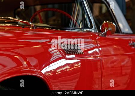 Ford Thunderbird rote Farbe - 1956 Modell - Chrom Lüftungsgitter an der Seite. Rote Rad auf der Rückseite. Rahmi M. Koc Oldtimer Museum. Stockfoto