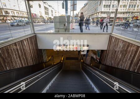 Wien, ÖSTERREICH - NOVEMBER 6, 2019: U-Bahnhof Karlsplatz Zeichen von Wien, Österreich, auch U-Bahn mit den Linien U1, U2 und U4, aus gesehen Stockfoto