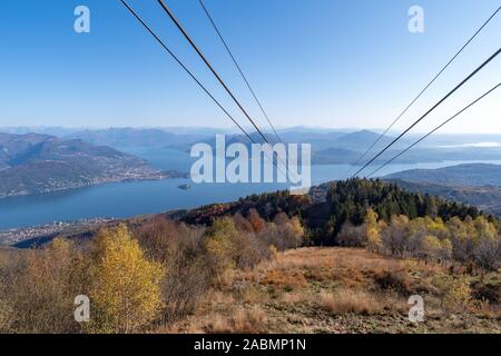 Blick Auf Die Seilbahn Stresa Mottarone Und Den Lago Maggiore Von Der Erhohten Position Oberhalb Von Stresa Piemont Italienische Seen Italien Europa Stockfotografie Alamy