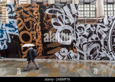 London, Großbritannien. 28. Nov 2019. London, Großbritannien. 28. Nov 2019. Embargoland Online bis 0001 29/11/19 OK für Drucken Morgen - Japanische Modelabel Comme des Garcons in Zusammenarbeit mit Opera Gallery in London stellt eine große Graffiti Wandgemälde auf der Vorderseite des Gebäudes Dover Street Market. Es wurde von der Russischen Kalligraphie und Graffiti Künstler Pokras Lampas erstellt, im Rahmen der Feierlichkeiten zum 15. Jahrestag der Dover Street Market. Credit: Guy Bell/Alamy leben Nachrichten Stockfoto