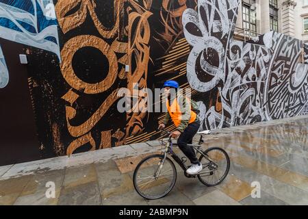 London, Großbritannien. 28. Nov 2019. London, Großbritannien. 28. Nov 2019. Embargoland Online bis 0001 29/11/19 OK für Drucken Morgen - Japanische Modelabel Comme des Garcons in Zusammenarbeit mit Opera Gallery in London stellt eine große Graffiti Wandgemälde auf der Vorderseite des Gebäudes Dover Street Market. Es wurde von der Russischen Kalligraphie und Graffiti Künstler Pokras Lampas erstellt, im Rahmen der Feierlichkeiten zum 15. Jahrestag der Dover Street Market. Credit: Guy Bell/Alamy leben Nachrichten Stockfoto