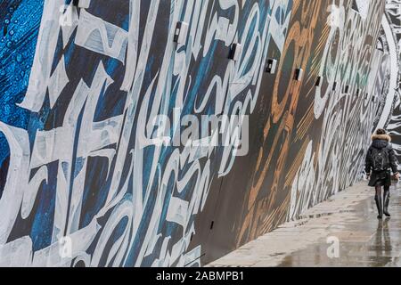 London, Großbritannien. 28. Nov 2019. London, Großbritannien. 28. Nov 2019. Embargoland Online bis 0001 29/11/19 OK für Drucken Morgen - Japanische Modelabel Comme des Garcons in Zusammenarbeit mit Opera Gallery in London stellt eine große Graffiti Wandgemälde auf der Vorderseite des Gebäudes Dover Street Market. Es wurde von der Russischen Kalligraphie und Graffiti Künstler Pokras Lampas erstellt, im Rahmen der Feierlichkeiten zum 15. Jahrestag der Dover Street Market. Credit: Guy Bell/Alamy leben Nachrichten Stockfoto