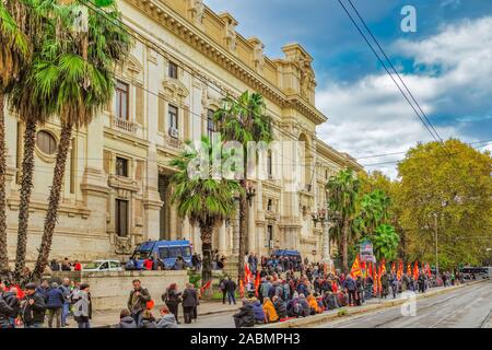 Rom, Italien Menge Italiener ruhig außerhalb Ministero dell Istruzione, italienische Regierung Ministerium protestiert, unter Anwesenheit der Polizei. Stockfoto