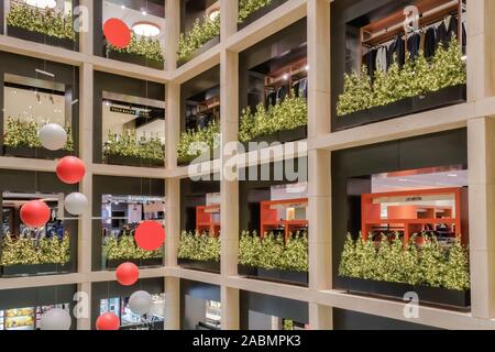 Rom, Italien Rinascenter Roma Tritone Kaufhaus Interieur. Weihnachten festliche Dekorationen an der Italienischen Flagship Store in der römischen Hauptstadt. Stockfoto