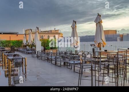 Rom, Italien Rinascenter Roma Tritone Kaufhaus auf dem Dach. Abendlicher Blick von Tisch ohne Masse an Italienischen Flagship Store in der römischen Hauptstadt. Stockfoto