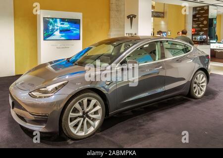 Rom, Italien Tesla Modell 3 elektrische Auto Ausstellung. Neue viertürige Schrägheck-limousine alle - elektrische Reichweite Modell auf Anzeige in Rinascenter Roma Tritone speichern. Stockfoto