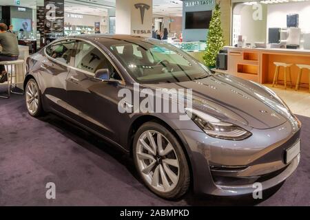 Rom, Italien Tesla Modell 3 elektrische Auto Ausstellung. Neue viertürige Schrägheck-limousine alle - elektrische Reichweite Modell auf Anzeige in Rinascenter Roma Tritone speichern. Stockfoto