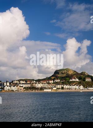 Blick NE von Conwy Marina über die Mündung zu Deganwy Stadt & die Twin Peaks von Deganwy Castle (Castell Degannwy), North Wales, UK. Stockfoto