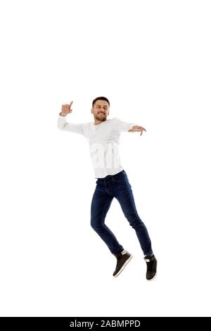 Hübscher junger bärtiger Mann springen. In voller Länge Porträt auf weißem Hintergrund Stockfoto