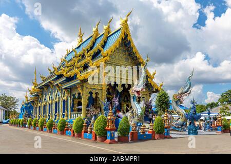 Chiang Rai Blue Tempel oder Wat Rong Seua Zehn ist in Rong Suea Zehn im Stadtteil Rimkok liegt ein paar Kilometer außerhalb von Chiang Rai Stockfoto