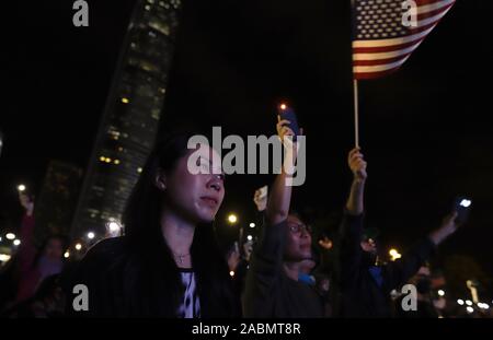 Hong Kong. 28 Nov, 2019. Frau schreit zu den Gesang der Song für die Demonstranten geschrieben, Ehre sei Dir HONGKONG, während der Messe Rallye zu feiern und dankt uns Regierung und Präsident Donald Trump für die Rechtsetzung HK MENSCHENRECHTE & Freiheit handeln. Nov-28, 2019 Hong Kong. ZUMA/Liau Chung-ren Credit: Liau Chung-ren/ZUMA Draht/Alamy leben Nachrichten Stockfoto