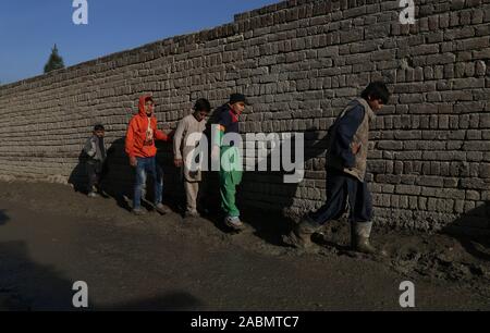 Kabul, Afghanistan. 28 Nov, 2019. Vertriebenen afghanischen Kinder gehen bei einem Camp in Kabul, der Hauptstadt Afghanistans, Nov. 28, 2019. Mehr als 375.000 Afghanen wurden intern bisher in Afghanistan im Jahr 2019 vertriebenen, das Büro der Vereinten Nationen für die Koordinierung humanitärer Angelegenheiten (OCHA) in Afghanistan berichtete am Mittwoch. Credit: Sayed Mominzadah/Xinhua/Alamy leben Nachrichten Stockfoto