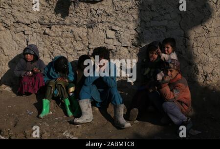 Kabul, Afghanistan. 28 Nov, 2019. Vertriebene Kinder in Afghanistan sind bei einem Camp in Kabul, der Hauptstadt Afghanistans gesehen, Nov. 28, 2019. Mehr als 375.000 Afghanen wurden intern bisher in Afghanistan im Jahr 2019 vertriebenen, das Büro der Vereinten Nationen für die Koordinierung humanitärer Angelegenheiten (OCHA) in Afghanistan berichtete am Mittwoch. Credit: Sayed Mominzadah/Xinhua/Alamy leben Nachrichten Stockfoto