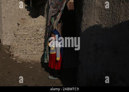 Kabul, Afghanistan. 28 Nov, 2019. Ein vertriebenen afghanischen Mädchen steht bei einem Camp in Kabul, der Hauptstadt Afghanistans, Nov. 28, 2019. Mehr als 375.000 Afghanen wurden intern bisher in Afghanistan im Jahr 2019 vertriebenen, das Büro der Vereinten Nationen für die Koordinierung humanitärer Angelegenheiten (OCHA) in Afghanistan berichtete am Mittwoch. Credit: Sayed Mominzadah/Xinhua/Alamy leben Nachrichten Stockfoto