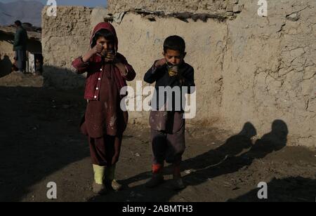 Kabul, Afghanistan. 28 Nov, 2019. Vertriebenen afghanischen Kinder essen Essen zu einem Camp in Kabul, der Hauptstadt Afghanistans, Nov. 28, 2019. Mehr als 375.000 Afghanen wurden intern bisher in Afghanistan im Jahr 2019 vertriebenen, das Büro der Vereinten Nationen für die Koordinierung humanitärer Angelegenheiten (OCHA) in Afghanistan berichtete am Mittwoch. Credit: Sayed Mominzadah/Xinhua/Alamy leben Nachrichten Stockfoto