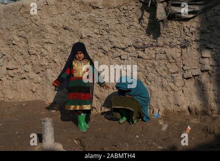 Kabul, Afghanistan. 28 Nov, 2019. Vertriebene Kinder in Afghanistan sind bei einem Camp in Kabul, der Hauptstadt Afghanistans gesehen, Nov. 28, 2019. Mehr als 375.000 Afghanen wurden intern bisher in Afghanistan im Jahr 2019 vertriebenen, das Büro der Vereinten Nationen für die Koordinierung humanitärer Angelegenheiten (OCHA) in Afghanistan berichtete am Mittwoch. Credit: Sayed Mominzadah/Xinhua/Alamy leben Nachrichten Stockfoto