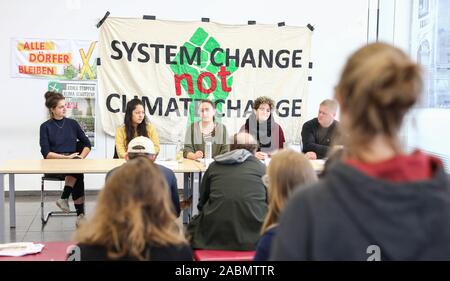 Leipzig, Deutschland. 28 Nov, 2019. Vertreter der verschiedenen Klimaschutzinitiativen sitzen in einer Pressekonferenz auf dem Climate Action Woche. Mit Mahnwachen, Menschenketten und Blockaden, Klima Aktivisten wollen für einen sofortigen Abzug aus Braunkohle in der Leipziger Kohle Bezirk am Wochenende zu protestieren. Die Veranstalter erwarten mehrere hundert Demonstranten in der Gegend um Leipzig und in der Lausitz. Kredite: Jan Woitas/dpa-Zentralbild/dpa/Alamy leben Nachrichten Stockfoto