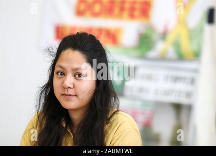 Leipzig, Deutschland. 28 Nov, 2019. Linda Maily Pham, Sprecherin für Studierende für die Zukünftige, sitzt in einer Pressekonferenz am Klimaschutz Woche. Mit Mahnwachen, Menschenketten und Blockaden, Klima Aktivisten wollen für einen sofortigen Abzug aus Braunkohle in der Leipziger Kohle Bezirk am Wochenende zu protestieren. Die Veranstalter erwarten mehrere hundert Demonstranten in der Gegend um Leipzig und in der Lausitz. Kredite: Jan Woitas/dpa-Zentralbild/dpa/Alamy leben Nachrichten Stockfoto