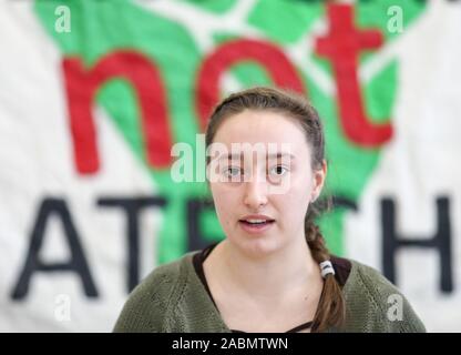 Leipzig, Deutschland. 28 Nov, 2019. Sophia Salzberger, Sprecherin für Freitags für Zukunft, spricht auf einer Pressekonferenz am Klimaschutz Woche. Mit Mahnwachen, Menschenketten und Blockaden, Klima Aktivisten wollen für einen sofortigen Abzug aus Braunkohle in der Leipziger Kohle Bezirk am Wochenende zu protestieren. Die Veranstalter erwarten mehrere hundert Demonstranten in der Gegend um Leipzig und in der Lausitz. Kredite: Jan Woitas/dpa-Zentralbild/dpa/Alamy leben Nachrichten Stockfoto