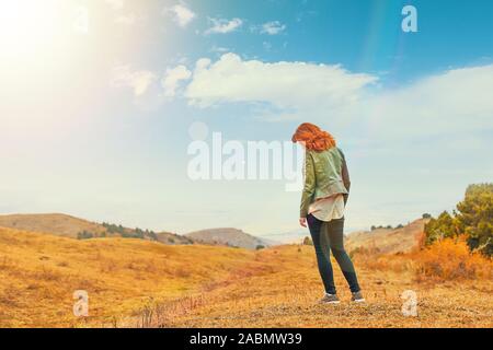 Schönheit Frau im Freien die Natur zu genießen. Frauen die Natur genießen in der Wiese. Frische Luft am Morgen Sommer Feld bei Sonnenaufgang. Stockfoto