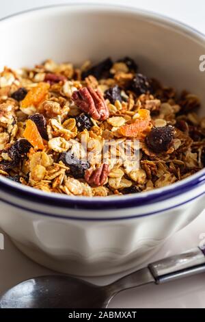 Obstgranola Müsli Frühstücksschüssel mit Milch Stockfoto