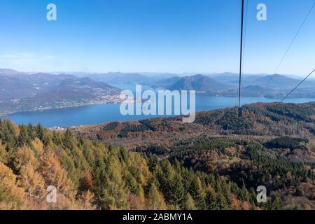 Seilbahn Stresa-Mottarone und Lago Maggiore aus erhöhter Position auf dem Gebiet der Stadt Stresa, Piemont, Italien Stockfoto