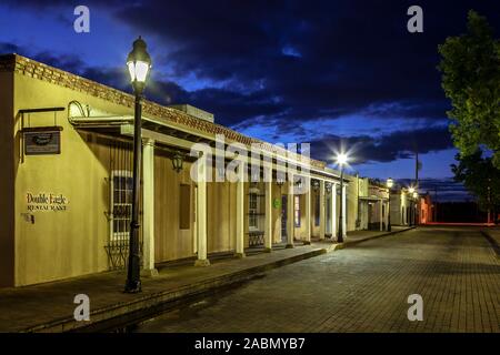 Portal und Store Fronten bei Dämmerung, Old Mesilla, in der Nähe von Las Cruces, New Mexico USA Stockfoto