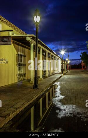 Portal und Store Fronten bei Dämmerung, Old Mesilla, in der Nähe von Las Cruces, New Mexico USA Stockfoto