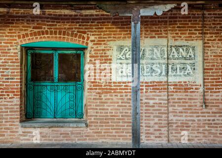 Fenster und Wand, 'La Ventana De Mesilla 'Shop, Old Mesilla, in der Nähe von Las Cruces, New Mexico USA Stockfoto