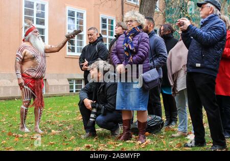 Leipzig, Deutschland. 28. Nov 2019. Große Sumner, Vertreter der Australischen Ngarrindejeri Gemeinschaft, führt eine rauchen Festakt im Innenhof des Grassi Museum anlässlich der Übergabe der Knochen, der Ureinwohner Australiens. Die sterblichen Überreste von 45 indigenen Australier aus der ethnographischen Bestände der Staatlichen Kunstsammlungen Dresden wurden auf dem australischen Botschafter übergeben. Die Knochen kamen in Sachsen zwischen 1880 und 1914 als Käufe und Spenden. Foto: Jan Woitas/dpa-Zentra Quelle: dpa Picture alliance/Alamy leben Nachrichten Stockfoto