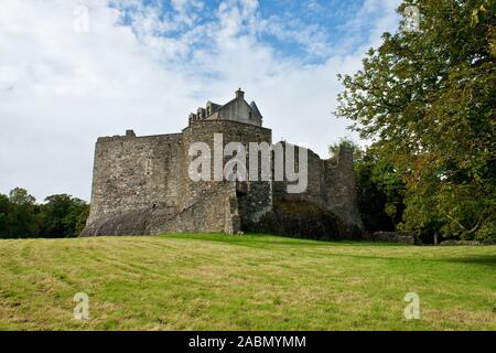 Dunstaffnage Castle. Historic Scotland. Gebaut mit Blick auf den Firth von Lorn. Stockfoto