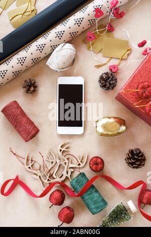 Auf dem Tisch Requisiten für die Dekoration von Haus und Baum auf Kraftpapier Stockfoto