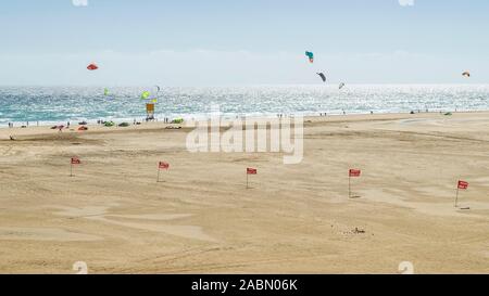 Kite Surfer in Aktion am schönen Sandstrand Playa de Sotavento auf Fuerteventura, Kanarische Inseln, Spanien Stockfoto