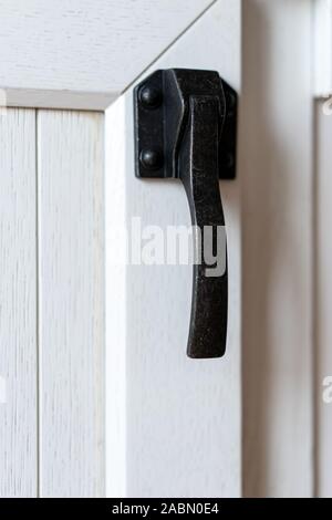 Schöne moderne weiße Küche Schubladen aus massivem Holz close-up Stockfoto