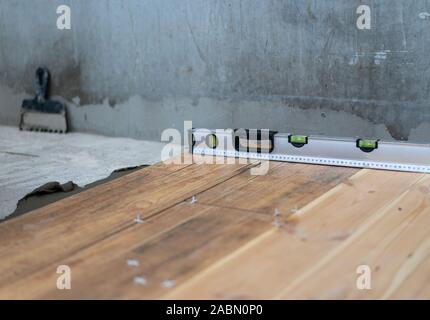 Reparatur und Dekoration. Die fliesenleger setzt das Porzellan Fliesen auf dem Fußboden in der Wohnung Stockfoto