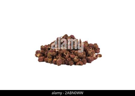 Haufen von Sichuan Pfeffer auf weißem Hintergrund. Vorderansicht. Gewürze und Zutaten Stockfoto