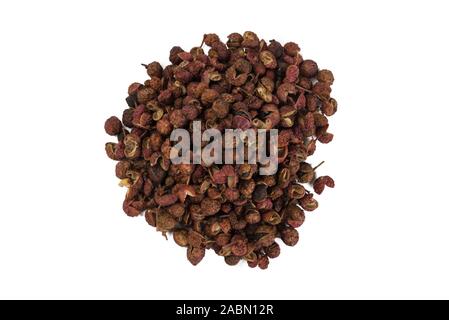 Haufen von Sichuan Pfeffer auf weißem Hintergrund. top anzeigen. Gewürze und Zutaten Stockfoto