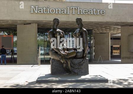 LONDON, Großbritannien - 9 September, 2018: Die Statue London Stolz von Eingang zu Royal National Theatre an der South Bank der Themse in London, England genannt Stockfoto