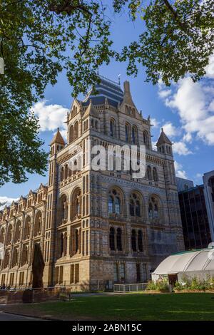 LONDON, Großbritannien - 9 September, 2018: Natural History Museum Fassade am 16. April 2013 in London, Großbritannien. Die Sammlungen des Museums umfassen fast 70 Millionen speci Stockfoto