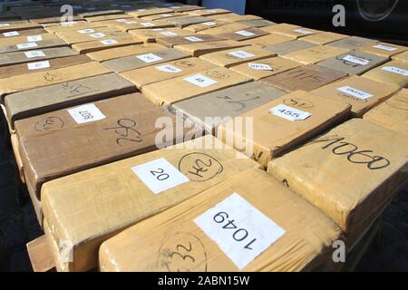 Buenos Aires, Buenos Aires, Argentinien. 28 Nov, 2019. Das Ministerium für Sicherheit verbrannt 2 Tonnen beschlagnahmt Marihuana in den Öfen des Krematoriums der Chacarita Friedhof. Credit: Claudio Santisteban/ZUMA Draht/Alamy leben Nachrichten Stockfoto