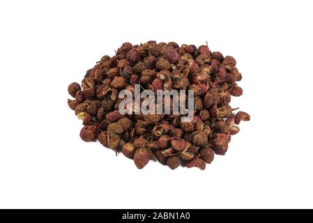 Haufen von Sichuan Pfeffer auf weißem Hintergrund. 45 Grad anzeigen. Gewürze und Zutaten Stockfoto