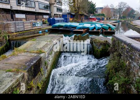 Ein wasser Wehr auf dem Fluss Cam, die von der Mühle Teich in der Universitätsstadt Cambridge, Cambridgeshire, England, UK, Bild: Mark Bullimore Fotografie Stockfoto