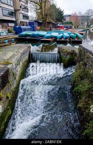 Ein wasser Wehr auf dem Fluss Cam, die von der Mühle Teich in der Universitätsstadt Cambridge, Cambridgeshire, England, UK, Bild: Mark Bullimore Fotografie Stockfoto