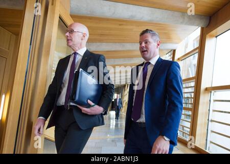 Edinburgh, Großbritannien. 28 Nov, 2019. Bild: (links) John Swinney MSP - Delegieren Erster Minister von Schottland; (rechts), Derek Mackay MSP-Cabinet Minister der Finanzen. Szenen aus der wöchentlichen Sitzung des Ersten Minister Fragen im Schottischen Parlament. Credit: Colin Fisher/Alamy leben Nachrichten Stockfoto