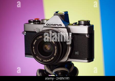 Olympus OM1 Kamera mit bunten Hintergrund Stockfoto